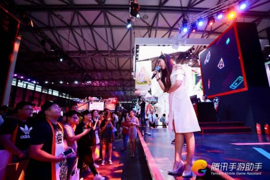  电竞解说激情澎湃点燃观赛热情