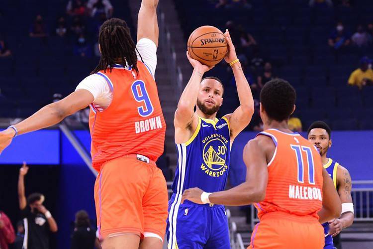  库里三分雨倾盆，勇士主场碾压鹈鹕队