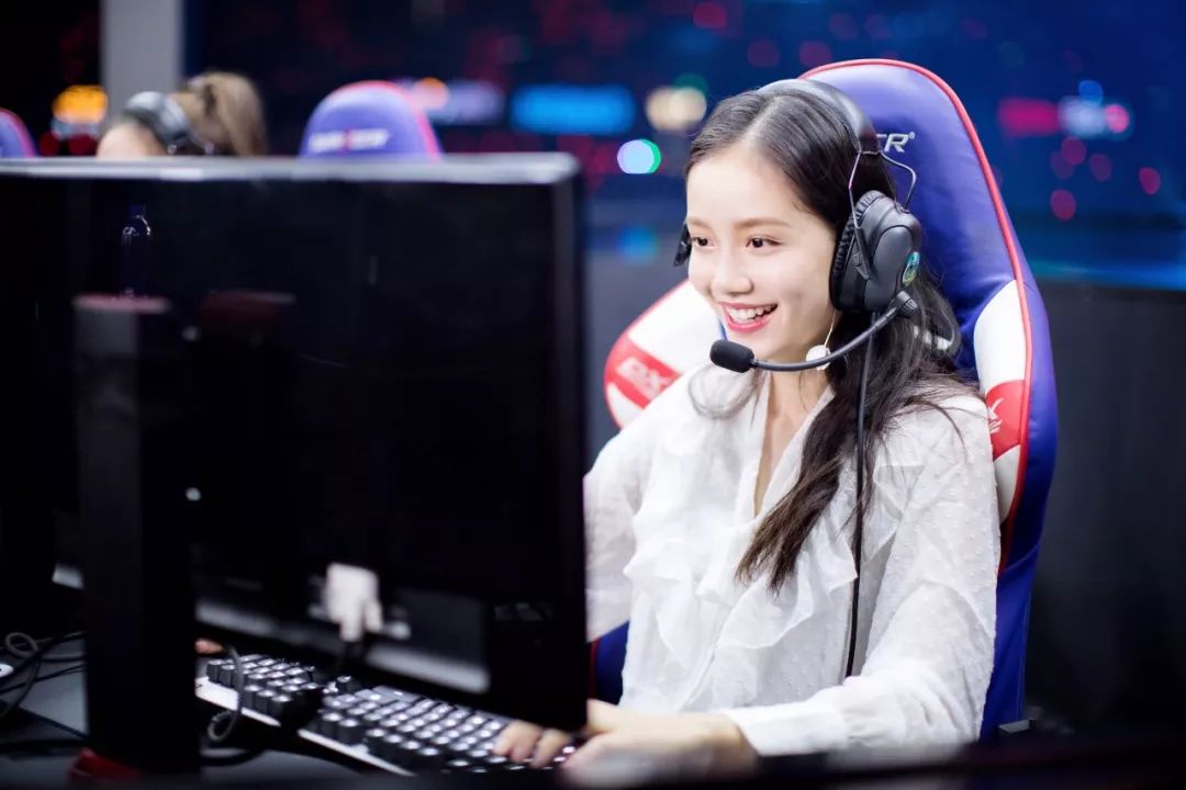  电竞少女崭露头角，精准预判助队翻盘  