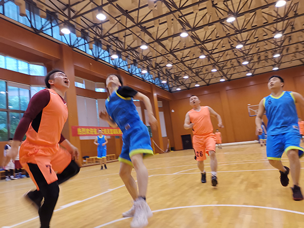  篮球友谊赛促进交流，跨国对决增进友谊